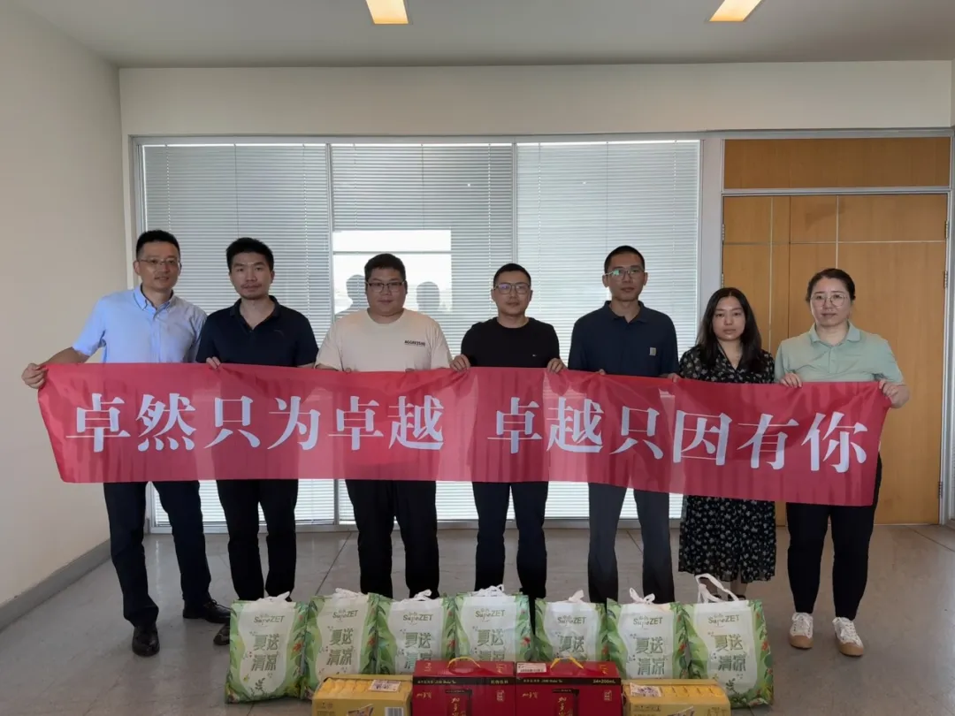 眷注一线 致敬匠心 | 尊龙官网登录人生就是博登录股份开展项目现场夏日“送清凉”慰问运动